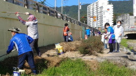 포천동 주민자치위원회, 생태하천변 벽화 그려 아름다운 산책로 변신