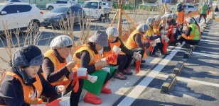 미원면직능단체, 어려운 이웃에 김치담아 겨울 양식 제공