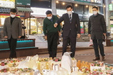 의왕시, 대형 크리스마스트리 설치로 골목상권 밝힌다