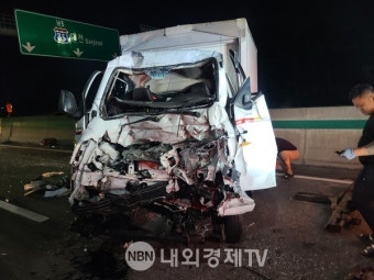 중부고속도로 3.5t 화물차 추돌사고........1t 운전자 사망