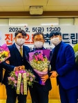 ㈜더블에이치컴퍼레이션 유학열 대표와 주현진 대표 줄포자동차공업고에 공기청정기 100대 기증