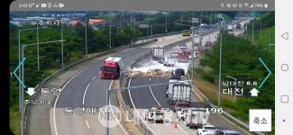 고속도로 달리던 25t화물차 타이어 터지며 중분대 충돌,적재중이던 밀가루 쏟아져 아수라장..