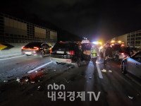 경남 남해고속도로 위험천만한 2차사고.....3명 부상