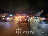 경남 남해고속도로 위험천만한 2차사고.....3명 부상