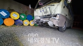 중부고속도로 졸음쉼터 충격흡수대 추돌한 버스.....13명 부상