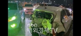 경기도 고양시 자유로서 승용차, 덤프, 버스등 4중 추돌...사상자 3명