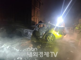 강원도 고속도로서 25t화물차 추돌한 승용차에 불.....여성 운전자 사망