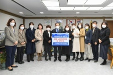 포천시어린이집연합회. 사랑의 저금통 모으기로 이웃돕기 성금 기탁