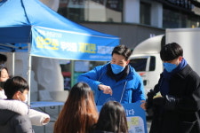 앞으로 무엇을 제대로 바꿀까요?...더불어민주당 의정부시 갑 청년위원회, 행복로 광장 찾아 민심청취
