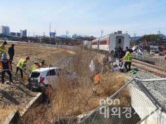 [영상뉴스] 경북 문경 철도건널목 무궁화호 열차와 승용차 충돌....2명 사상