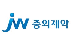 [특징주] JW중외제약, 관절염약 코로나19 치료제 된다…주가 관심