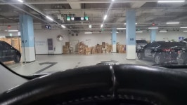 초대형 아울렛  지하주차장에 쌓아둔 상품박스 수백개....불이라도 난다면