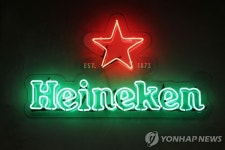 맥주 회사마저 떠난다...하이네켄·칼스버그 러시아서 철수