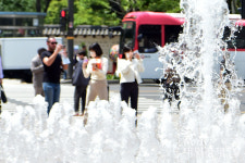 [포토] 서울광장 바닥분수대 보며 더위 식히는 시민들