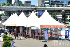 [포토] 다시 운영되는 서울역광장 임시 선별검사소