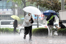 [서울 오늘 날씨] 오후부터 강한 비 예보…예상 강수량 최대 150mm