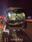 서해안고속도서 졸음운전 고속버스 25t 화물차 추돌…10명 부상