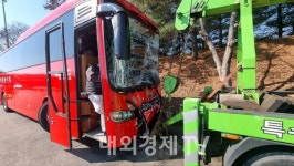 천안논산고속도로 정우터널 인근 대형 버스, 대형 화물차등 6중 추돌 23명 병원 이송