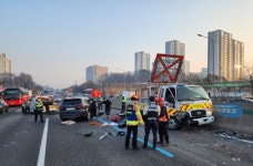 경부고속도로 기흥휴게소 부근서 SUV, 사인카 추돌..3명 사망