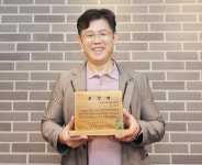 벌목 후 천덕꾸러기 되는 아까시나무의 재발견…친환경 상패로 제작 눈길