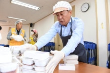 [포토] 양주시의회, 8일 어버이날 맞아 경로식당 봉사에 나서