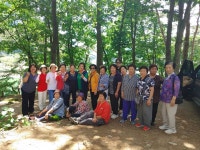 포천시 군내면 구읍1리 어르신들, 한탄강 봄꽃정원 축제장으로 나들이