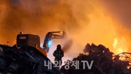 경북 칠곡 대형 물류창고 큰불...10시간 넘는 진화작업 예상