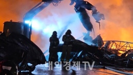 경북 칠곡 대형 물류창고 큰불...10시간 넘는 진화작업 예상