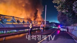 경북 칠곡 대형 물류창고 큰불...10시간 넘는 진화작업 예상