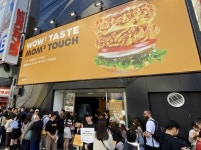 엠스토리허브 재혼황후, 맘스터치와 도쿄 콜라보 팝업스토어 진행