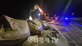 호남고속도로 논산IC 찹쌀 운반 화물차 넘어져...5시간만에 수습
