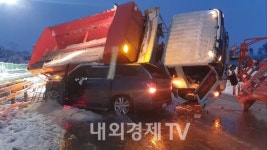 서해안고속도로 전북 줄포, 제설차 전도 SUV 깔려