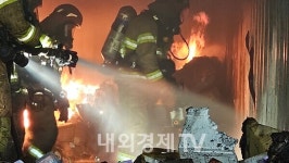 경북 성주 중부내륙고속도로 달리던 25톤 택배운반차량 화재로 택배물품 전량 폐기