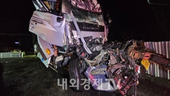 천안논산고속도로 대형 화물차 3대 심각한 추돌사고...두명 다쳐