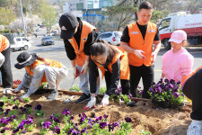 동두천 한마음 가족봉사단, 봄날 아침 꽃 심으며 세상을 아름답게 채우다