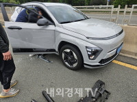 부산 사상구 강변도로서 중앙분리대 충격하며 질주하던 차 잡고보니.......