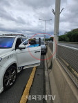 부산 사상구 강변도로서 중앙분리대 충격하며 질주하던 차 잡고보니.......