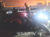 충남 논산시의 한 도로에서 SUV가 오토바이 2대 연쇄 추돌....2명 부상