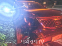 충남 논산시의 한 도로에서 SUV가 오토바이 2대 연쇄 추돌....2명 부상