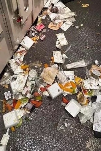 [속보] 런던(히드로)발 싱가포르항공 난기류에 비행기 엉망(사진)..1명 사망 '방콕 비상착륙'