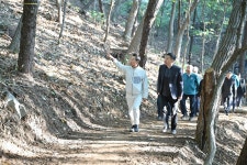 포천, 반월산성 맨발둘레길서 '자연 속 현장회의'
