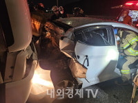 인천 장수고가차도 5톤 화물차가 승용차 추돌...2명 부상