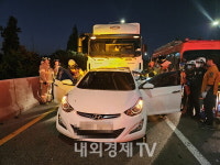 인천 장수고가차도 5톤 화물차가 승용차 추돌...2명 부상