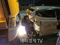 인천 장수고가차도 5톤 화물차가 승용차 추돌...2명 부상