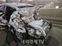 인천 장수고가차도 5톤 화물차가 승용차 추돌...2명 부상