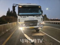 인천 장수고가차도 5톤 화물차가 승용차 추돌...2명 부상