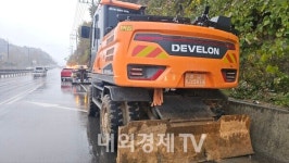 금산 37번 국도 달리던 3.5톤 화물차, 굴삭기 들이받고 전도 운전자 숨져...