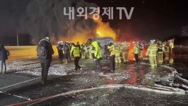 서해안고속도로 서평택나들목 25t 유조차 큰불...운전기사 사망