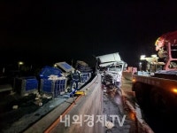 경부고속도로 목천나들목 닭운반차 사고...운전자 사망