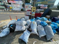 포천 소흘읍 송우초 앞, 무분별한 쓰레기 투기…주민들 아이들 통학길, 대책 시급  